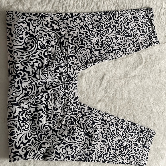 Tommy Hilfiger Printed Capris Pants - Picture 2 of 8